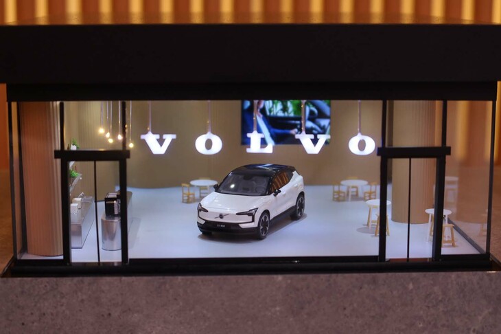 「ボルボEX30」の発表会で展示された、同モデルのミニチュア。