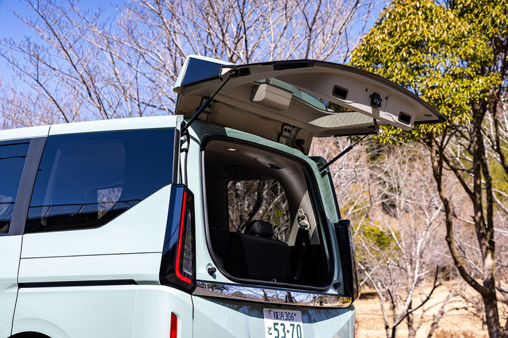 リアウィンドウ部分が独立して開閉する「デュアルバックドア」を全車に標準採用。これは歴代「セレナ」でもうたわれるセリングポイントである。