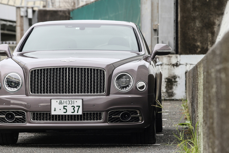 フロントグリルの格子やメッシュパネルは、熟練した職人が手作業で製作するという。見る角度によって、左右対称に作られているのが分かる。