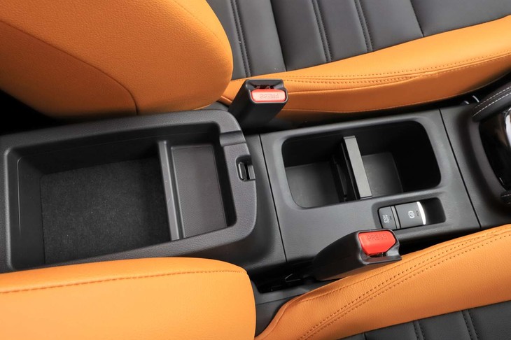 運転席と助手席の間には、カップホルダーと小物入れスペースを用意。写真に見られるように、パーキングブレーキは電動式となっている。