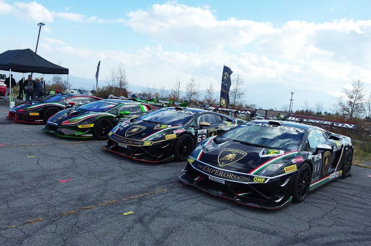 こちらはランボルギーニのレーシングチーム「The Emperor Racing」の「ガヤルド」と「ウラカン」。（写真＝webCG）