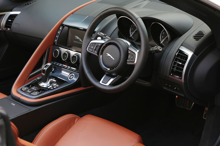 ステアリングホイールのセンターは、やや下方にオフセットされている。日本に導入される「Fタイプ」のハンドル位置は、試乗車に限らずすべて右。