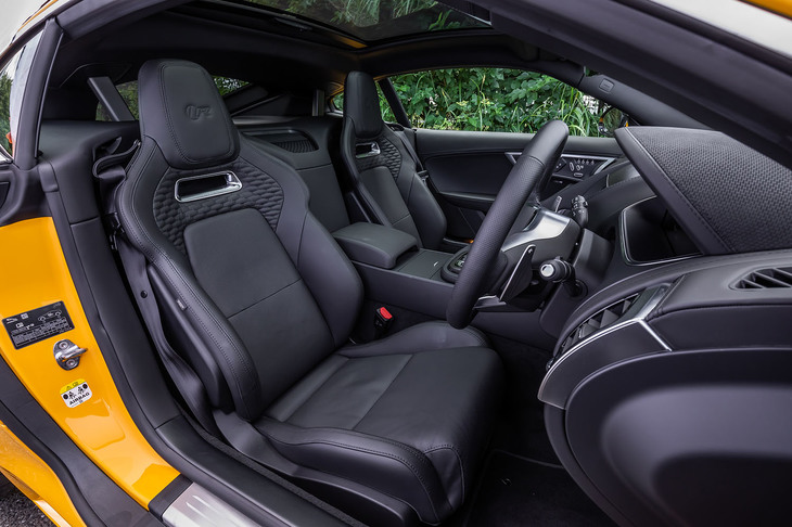 「FタイプR クーペ」のインテリアは、「Rインテリア」と呼ばれるスポーティーな仕立てになっている。試乗車の内装色は「エボニー／エボニー」で、上質なウインザーレザーのパフォーマンスシートが標準装備されている。