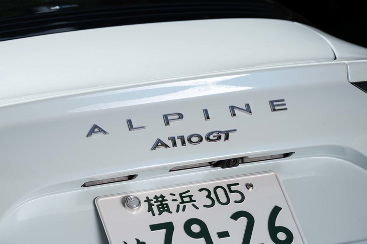 外観で唯一変わったのがグレード名を示すバッジが付くようになったこと。従来は前後に「ALPINE」ロゴが貼られるだけだった。