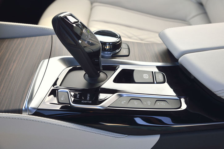 トランスミッションは8段AT。シフトレバーの周辺には、走行モードの選択ボタンやインフォテインメントシステムの操作スイッチがレイアウトされる。