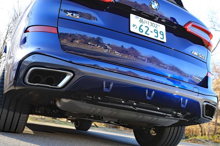 リアバンパー下部にはボディー同色のディフューザーを装備する。