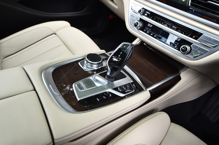 センターコンソールに配置される、iDriveコントローラーとシフトセレクター。トランスミッションは8段スポーツATが採用されている。