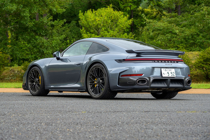 「ポルシェ911」の最上級モデル「ターボS」が、“992.2”と呼ばれる現行後期モデルにも設定された。「GTS」ゆずりのハイブリッドの採用がトピックで、システム最高出力711PS、システム最大トルク800N・mを実現している。