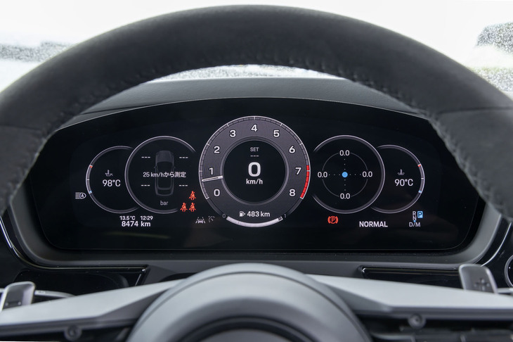 メーターパネルはオーバル形状のフルスクリーンだが、基本の表示パターンはあくまで5連メーターにこだわっている。マップデータなどの表示も可能ながら、センターのタコメーターだけは動かせない。