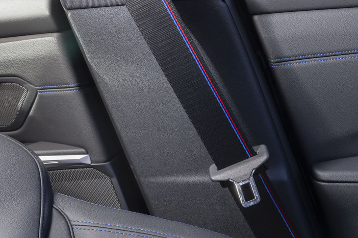 シートの写真より先の紹介で恐縮だが、内装の変更はこのMシートベルトの採用のみである。