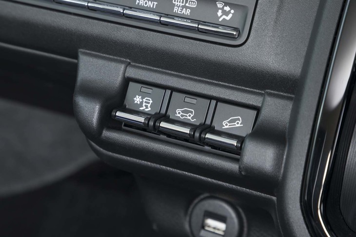 従来の「ヒルディセントコントロール」（写真右）と「グリップコントロール」（同中央）に加えて、雪道やアイスバーンでの発進をサポートする「スノーモード」（同左）を新たに搭載している（すべて4WD車のみ）。