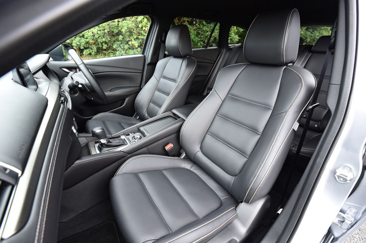 「Lパッケージ」を冠する上級グレードのシート（写真）。表皮には上質なナッパレザーがおごられる。