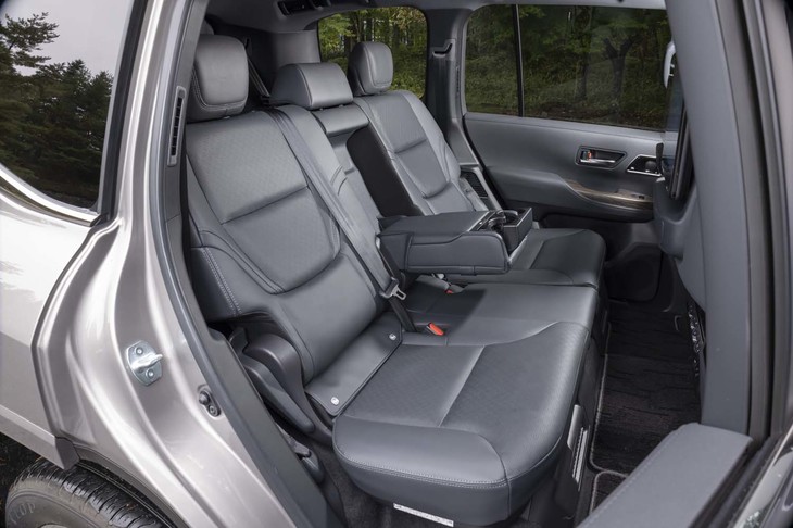 2列目シートは6：4分割で座面ごと前に倒し込めるようになっている（タンブル）。