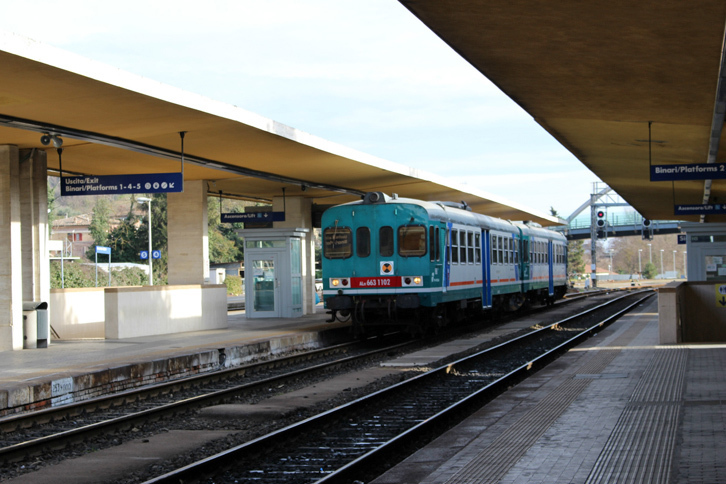 ドーポラヴォーロのすぐ脇には、電車のホームが。取材しているとフィアット製の気動車がやってきた。