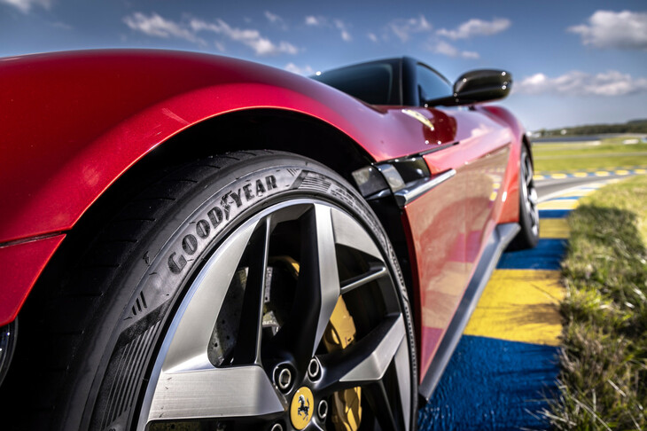 タイヤについては、今回の試乗車が装着していた「グッドイヤー・イーグルF1スーパースポーツ」のほか、「ミシュラン・パイロットスポーツS 5」が公式の指定タイヤとなっている。