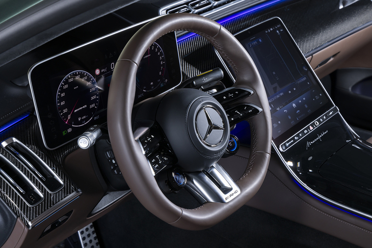 ステアリングホイールにも「タバコブラウン」のナッパレザーが巻かれる。しっとりとした質感が心地よい。