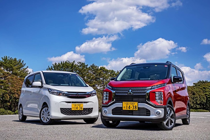 タフで力強い個性的なデザインを掲げる「eKクロスG」（右）と、シンプルで万人に求められるデザインを採用したという「eKワゴンG」（左）。