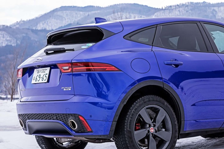 リアウィンドウが傾斜した、スタイリッシュなフォルムを持つ「Eペース」。前後のオーバーハングが短く、ホイールの大きさを強調した躍動感あふれるスタイリングに仕上げられている。