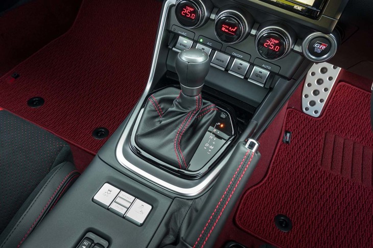 6段AT車は「スポーツ」モード時の制御がよりアグレッシブになっている。ペダルの操作量や車両の挙動をセンシングして最適なギアを選ぶようになった。