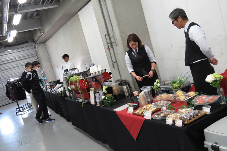 待合スペースではコーヒーやお菓子も供されており、いささか早めに到着した記者も、くつろいで受付開始を待つことができた。