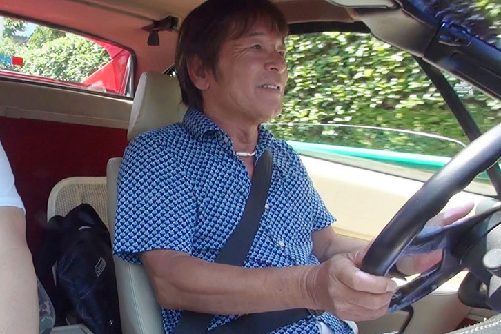 フェラーリを手放して7年になるという池沢先生。ハンドルを握ると、「やっぱりフェラーリは楽しいね。青春って感じだね」と喜んでくれた。