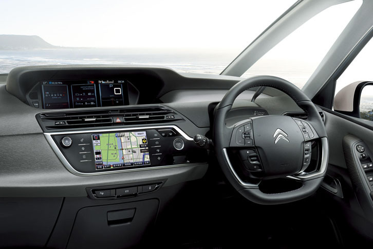 「シトロエンC4ピカソ」のインストゥルメントパネルまわり。ナビのタッチスクリーンでようやく日本語が選択できるようになった。