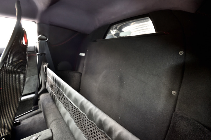 “普通”の「エヴォーラ」では＋2のリアシートが用意されるスペースは、荷物置きとなっている。