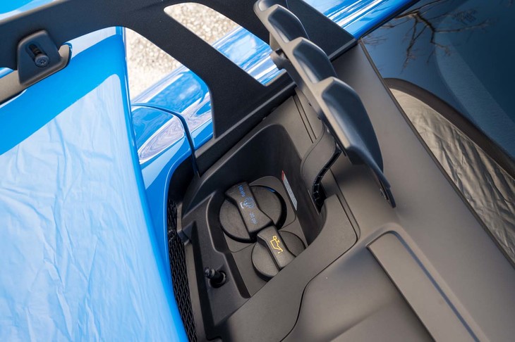 巨大なリアウイングがリアウィンドウと干渉するため、エンジンフードは開かなくなった。オープナーを操作してもクーラントとオイルのキャップが拝めるのみ。