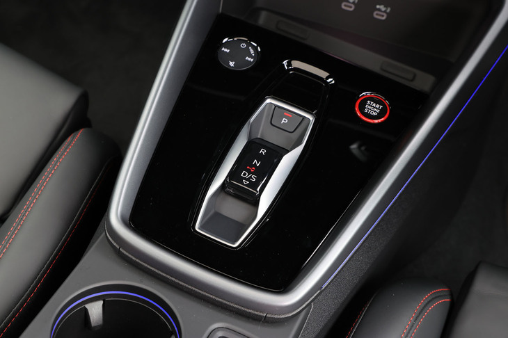 シフトセレクターはコンパクトなレバー型から、最新の「A3」シリーズと同様にスライドスイッチ型に変更された。エンジンのスタート／ストップスイッチに赤いベゼルが備わるのも「RS 3」の特徴だ。