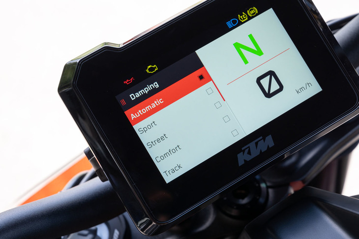 電子制御サスペンションは左スイッチボックスのコントローラーと液晶ディスプレイで操作。オプションの「サスペンションプロパッケージ」を装着すると、標準仕様にはない3つのダンピングモードとプリロードの自動調整機能、アンチダイブ機能が追加される。