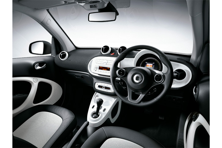 「スマート・フォーツー エディション2」の室内。内装色はブラック／ホワイト。シート表皮はファブリック。「ディープブラック」と「イエロー」の外装色と組み合わされる。