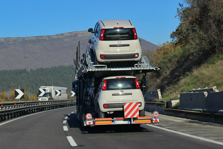 シエナ～フィレンツェ線を走る陸送車。積載している「パンダ」のカラーは、すべてベージュ・カプチーノだ。