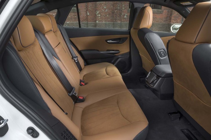 広々とした後席は、前席下側の足入れスペースにも配慮。パッセンジャーの心地よさや疲れにくさが徹底的に追求されている。