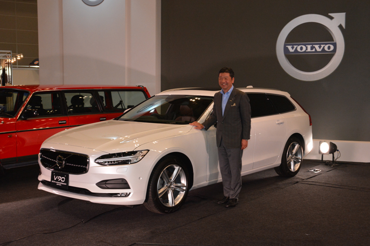 ボルボ・カー・ジャパンの木村隆之社長と、当日発売された限定車「ボルボV90 90th Anniversary Edition」。