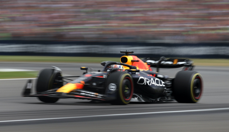 向かうところ敵なしのフェルスタッペン（写真）が破竹の6連勝。予選では、復調著しいマクラーレン勢を抑え5戦連続でポールポジションを獲得。レースではスタートで2位に落ちるも5周目にはトップを奪還、セーフティーカー後も盤石の走りでトップでチェッカードフラッグを受けた。これで10戦して8勝、チャンピオンシップでは99点もの大量リードを築いた。またレッドブルは11連勝を飾り、マクラーレンが1988年に記録した連勝記録に並んだ。チームメイトのセルジオ・ペレスは、特に予選でのスランプから抜け出せず、今回も変わりゆくコンディションに翻弄（ほんろう）されQ1敗退の16位、バルテリ・ボッタスのアルファ・ロメオが燃料サンプル違反で予選失格となったことで15番グリッドからスタート、レースでは6位入賞となった。（Photo=Getty Images / Red Bull Content Pool）