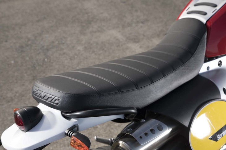 乗車定員は2人。シート高が20mm下がる（820→800mm）ローダウンサスペンションがオプション設定されている。