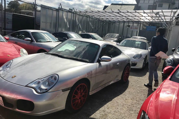 写真中央が社長の愛車であるおっさんポルシェ。