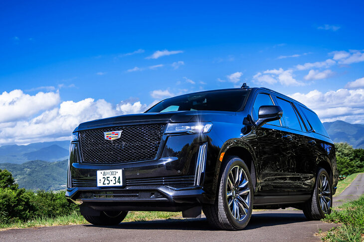 巨大なボディーはどこにいても存在感を示し、広々とした車内はどの席でも快適で、ハイエンドなオーディオやエンターテインメントシステムなど、充実した装備を備えている。ドライバー／パッセンジャーを問わず、乗る人すべてを幸せにするウェルビーイングこそが、このクルマの最大の魅力なのだろう。