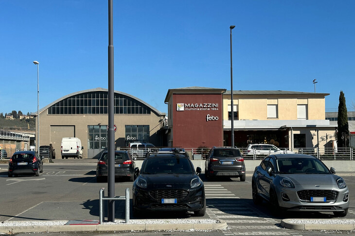 あるディスカウントスーパーの駐車場で。今日フォードといえば、やはり「プーマ」である。