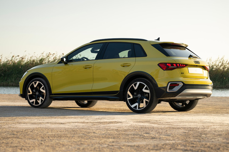 「オールストリート」の注目ポイントは、標準仕様車よりも30mm高い最低地上高。「スポーツバック」や「セダン」に比べ、より大胆なリアデザインが採用されている。