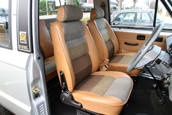 登録上は4ナンバーの商用車ながら、しゃれたカラーリングの「ロデオ ビッグホーン」のシート。こうしたモデルでも、いすゞのデザインセンスが光っていた。