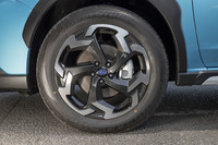 「2.0e-S EyeSight」と「アドバンス」に装備される、切削光輝加工の18インチアルミホイール。今回の改良では、17インチ、18インチともにアルミホイールの意匠が変更された。