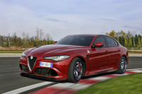 『CAR GRAPHIC』7月号発売新型「アルファ・ロメオ・ジュリア」に試乗！／最新「ポルシェ911」徹底比較