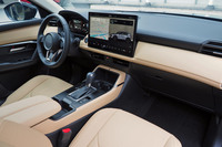 ワイド感を強調する、横基調のインストゥルメントパネルが目を引くインテリア。大画面のセンターディスプレイは上級グレードの装備となるようだ。