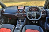 試乗車のインストゥルメントパネルまわり。赤いエアコンリングやイルミネーション、ツートンのレザーシートなどは「SQ2インテリアデザインパッケージ」に含まれるオプションである。