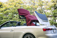 ソフトトップの表面には耐候性や耐熱性に優れた高品質なキャンバス素材が用いられている。スイッチひとつでキャビン背後のストレージに完全自動で収まる。50km/h以下であれば、走行中に開閉させることもできる。