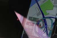 インフォテインメントシステムの画面が収まるパネルの左脇には、ドライバーをモニタリングするカメラを搭載。わき見や居眠り運転をしていないか、常に監視している。