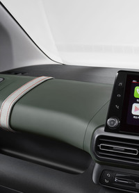 ダッシュボードのカラーリングはグリーン。飾りベルトがあしらわれる。