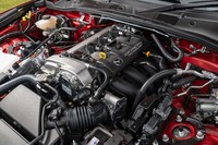 これまでは「アテンザ」と同等の仕様のまま搭載していた2リッター直4エンジンに、「ロードスターRF」に合わせたチューニングが行われた。結果として26psと5Nmアップの最高出力184ps、最大トルク205Nmのスペックを得ている。