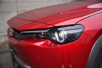 他のマツダ車とは異なり、フロントマスクに「シグネチャーウイング」（ヘッドランプの前に備わるメッキパーツ）が付いていない。